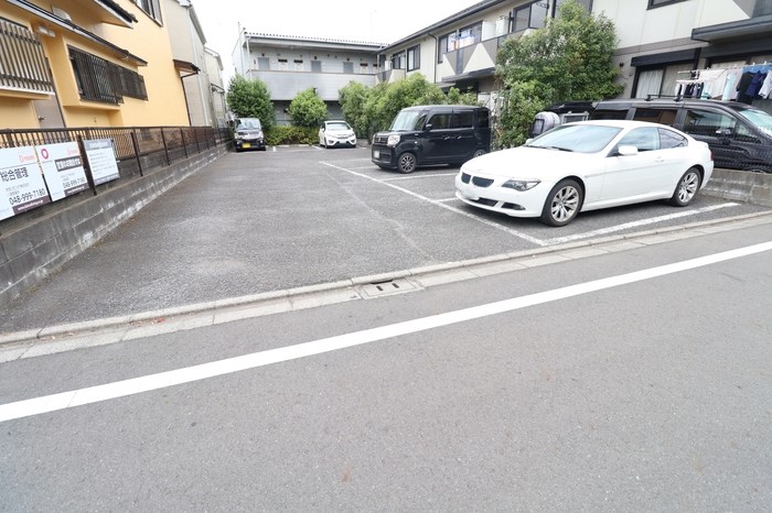 イーストアベニュー 駐車場