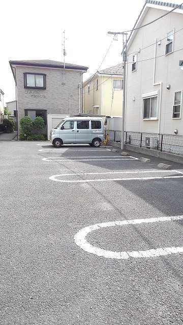 エルディムイシカワB 駐車場