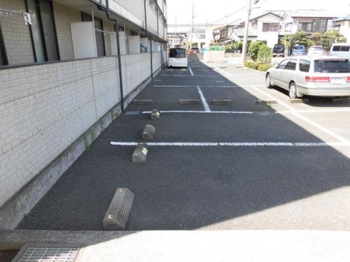 ウインズK 駐車場